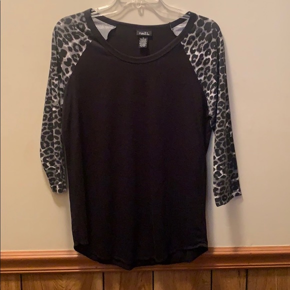 Rue21 Tops - Women’s Rue21 3/4 sleeve shirt M